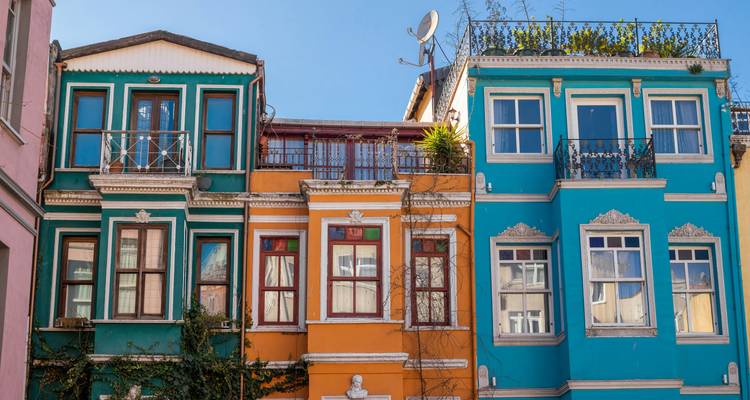 Maisons traditionnelles colorées avec balcons.