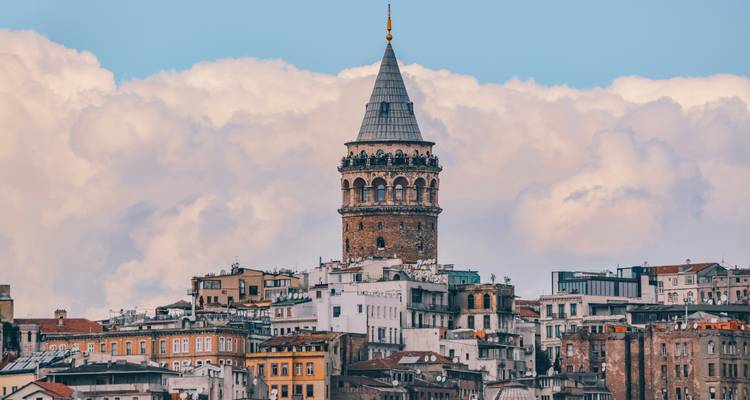 Grande tour historique se dressant de manière proéminente au-dessus de la ville.