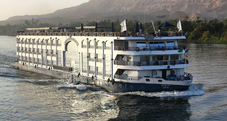 Navire de croisière fluviale de luxe naviguant sur le fleuve Nil.
