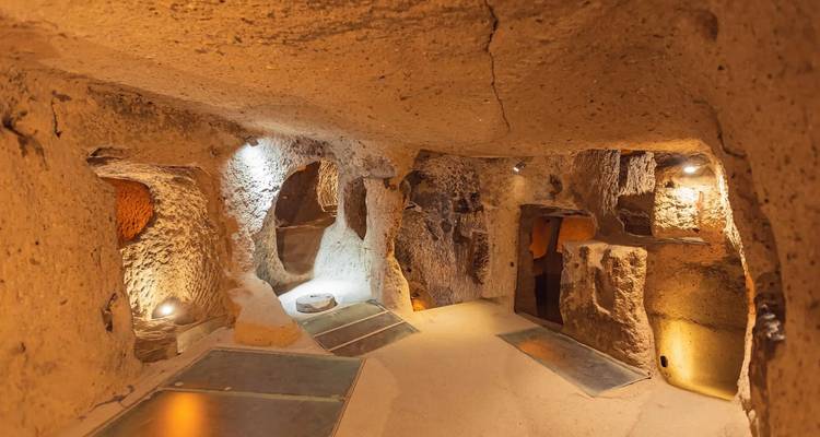 Un intérieur d'une ancienne cité souterraine sculptée.