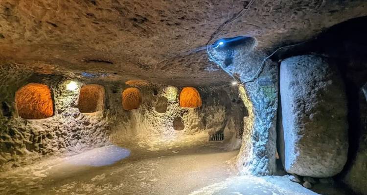 Une chambre souterraine avec des espaces sculptés.