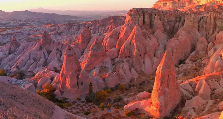 Formations rocheuses colorées au coucher du soleil.