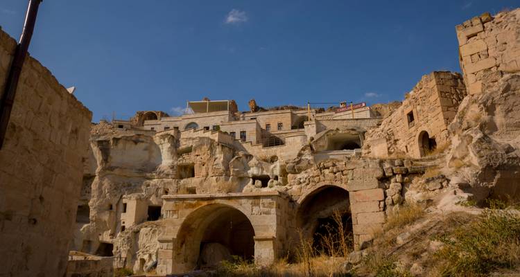 Anciennes habitations rupestres construites dans une colline.