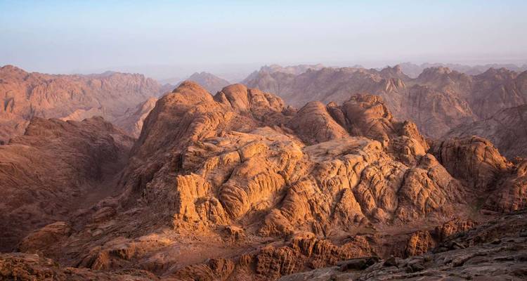 Montañas rocosas áridas durante el amanecer
