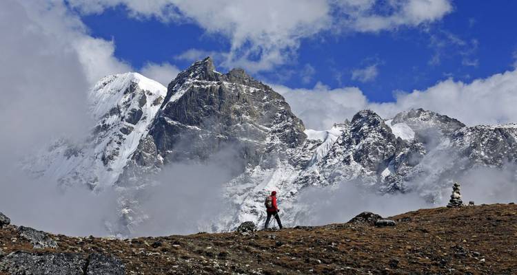 Persoon die wandelt voor besneeuwde bergen.