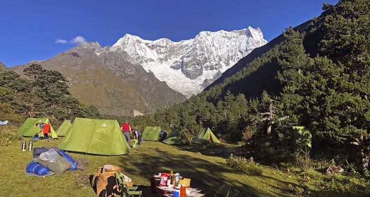 Kampeertenten met een bergachtergrond.