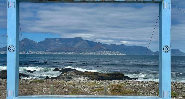 Mesa Montaña vista a través de un gran marco de cuadro al aire libre.