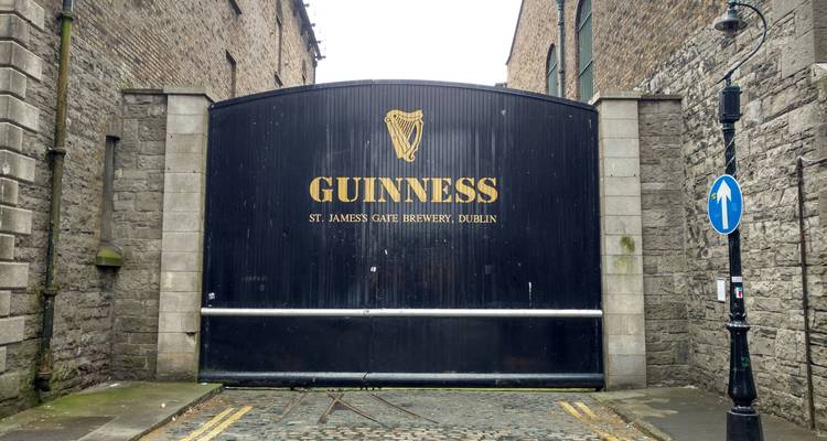 Porte d'entrée de la brasserie Guinness à Dublin.