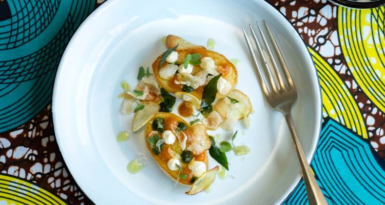 Plat gastronomique dressé avec une présentation artistique.