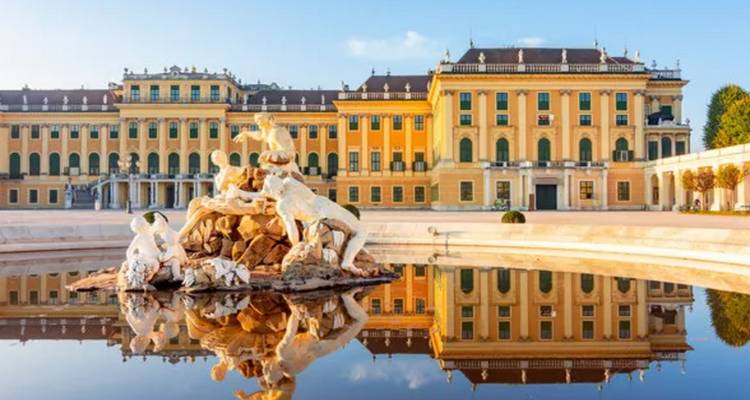 Paleis Schönbrunn met spiegelvijver ervoor.
