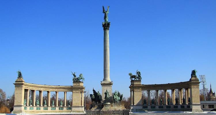 Heldenplein monument met een blauwe lucht achtergrond.