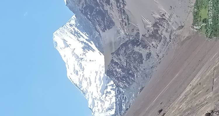 Une montagne couverte de neige avec un filigrane de date visible.