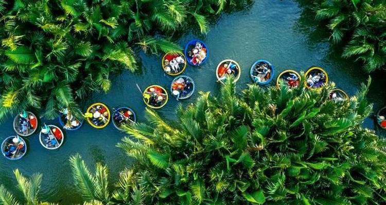 Des personnes dans des bateaux-paniers ronds naviguant à travers des eaux vertes.
