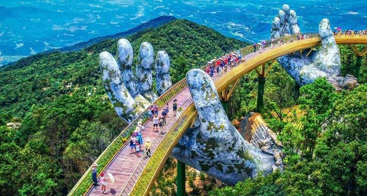 Une belle vue du Pont Doré avec des mains qui le soutiennent.