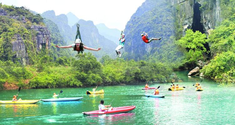 Des gens faisant de la tyrolienne et du kayak sur une rivière turquoise.