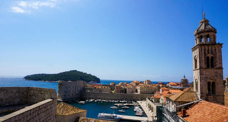 Vue en bord de mer de l'architecture historique de Dubrovnik