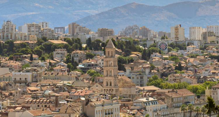 Paysage urbain avec une haute tour historique