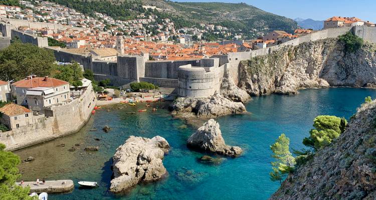Vue de la côte de Dubrovnik avec des eaux turquoise