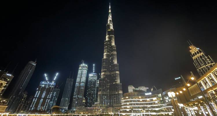 Vue nocturne du Burj Khalifa entouré de gratte-ciel