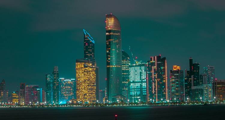 Horizon d'Abu Dhabi avec des gratte-ciel illuminés