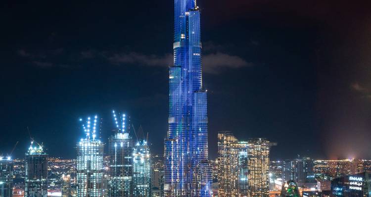 Plus haut gratte-ciel vu de nuit avec les lumières de la ville