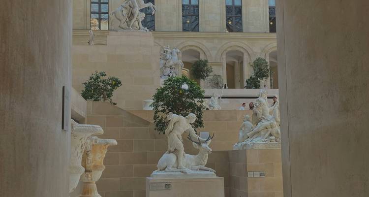 Intérieur de musée avec sculptures classiques