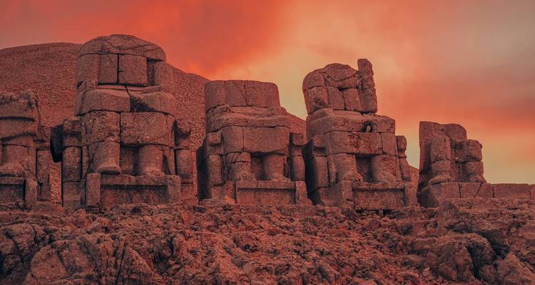 Anciennes sculptures de pierre sous un ciel rouge