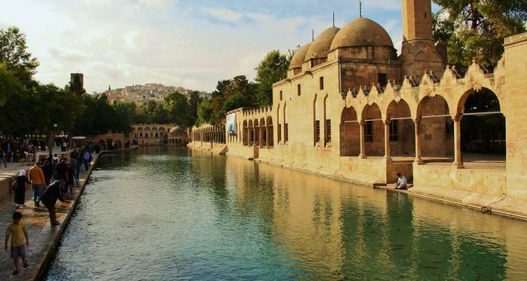 Belle architecture de piscine avec visiteurs