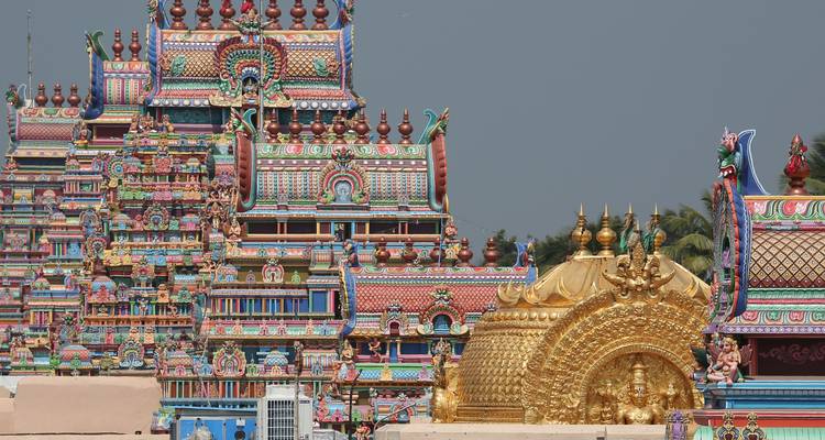 Arquitectura de templo colorida e intrincada con una cúpula dorada.