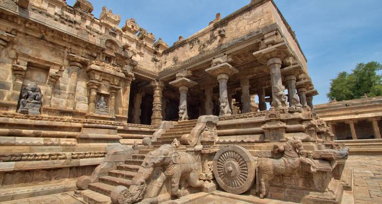Templo de piedra con tallados detallados y elementos escultóricos.