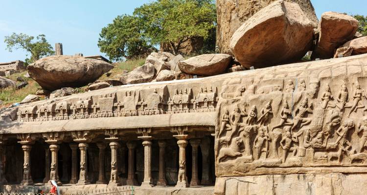 Antiguas tallas en roca y templos en perspectiva reducida.