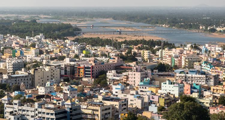 Paisaje urbano con edificios coloridos junto a un río.