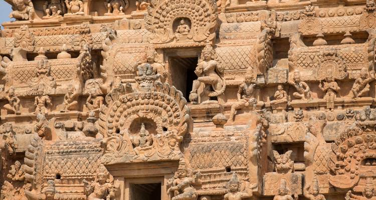 Tallas detalladas de deidades y figuras en la fachada de un templo antiguo.