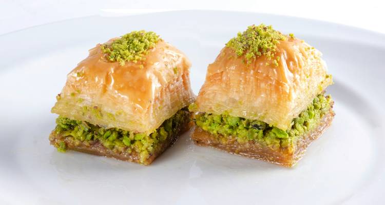 Primer plano de dos pedazos de baklava en un plato.