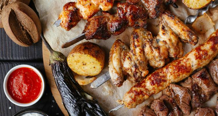 Brochetas de carne a la parrilla y verduras.