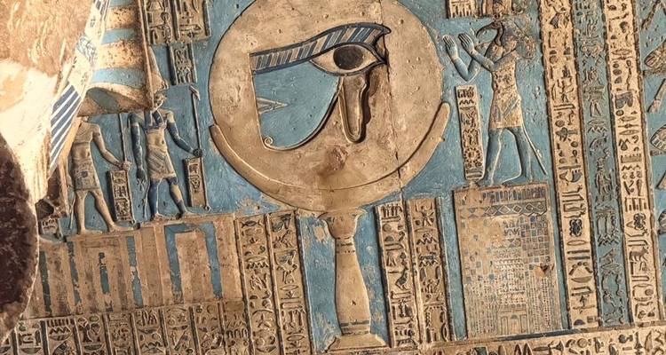 Sculptures murales de l'Égypte antique avec des hiéroglyphes et un symbole d'œil.