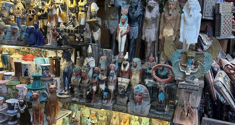 Étal de marché avec diverses statues et artefacts égyptiens.