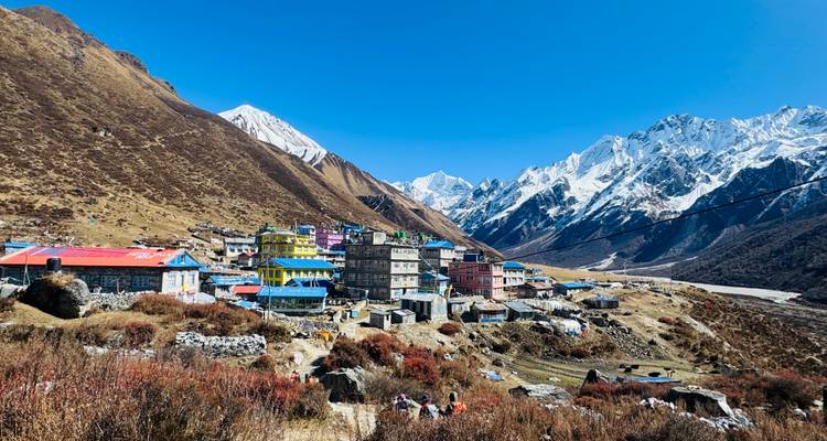 Bâtiments colorés et montagnes dans la vallée de Langtang.