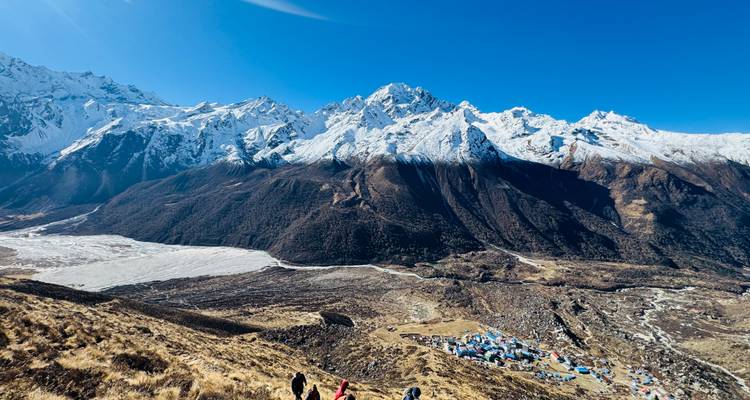 Vue panoramique des montagnes enneigées dans la vallée de Langtang.