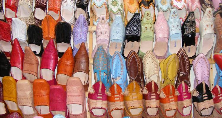 Chaussures traditionnelles colorées exposées dans un marché.