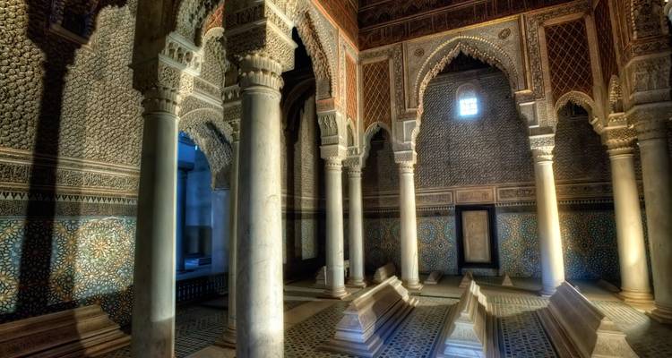 Intérieur d'un bâtiment marocain avec colonnes et murs décoratifs.