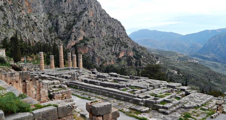 Les ruines du Temple d'Apollon se dressent sous des falaises imposantes sur le site de Delphes.
