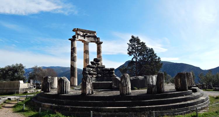 Le Tholos circulaire d'Athéna Pronaia se dresse au milieu des ruines de Delphes et des montagnes.