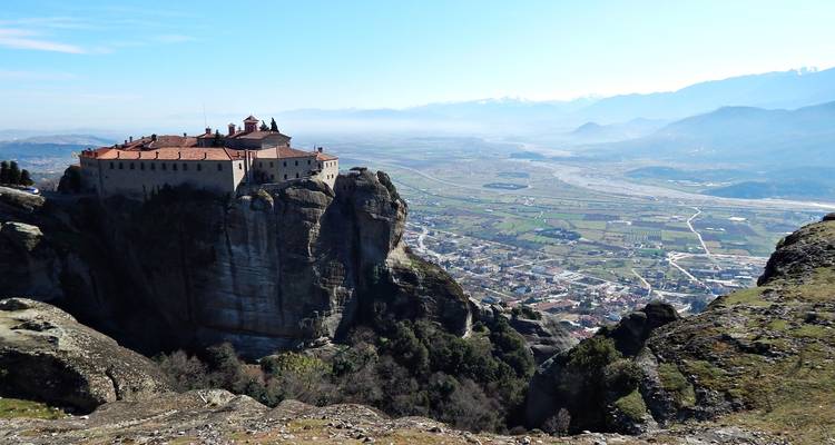 Vue immense sur la vallée depuis le monastère des Météores au sommet de la falaise surplombant la ville.