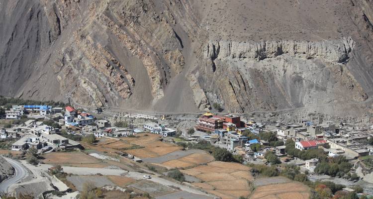 Vista aérea de un pueblo rodeado de montañas.