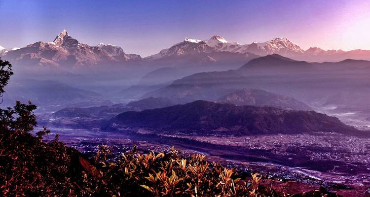Cordilleras con picos cubiertos de nieve.