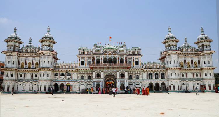 Edificio majestuoso con arquitectura intrincada y personas con atuendo tradicional.