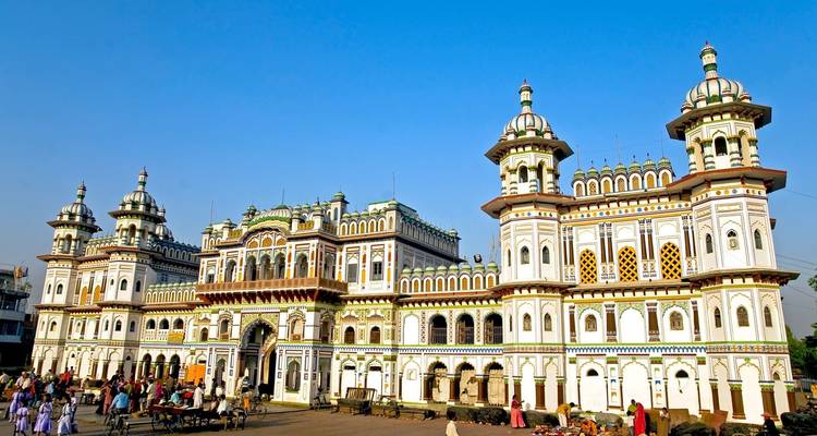 Hermoso edificio arquitectónico con detalles intrincados y gente alrededor.