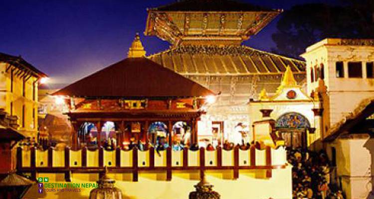 Vista nocturna de un templo con luces brillantes y superposición de marca de agua.