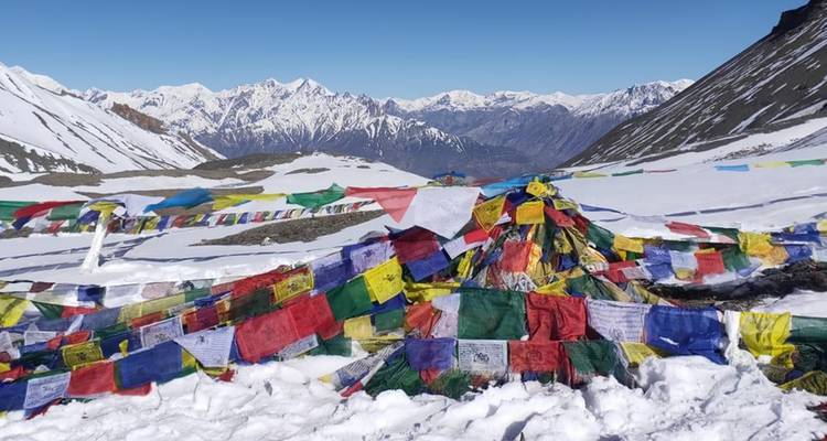 Drapeaux de prière colorés sur fond de l'Himalaya.